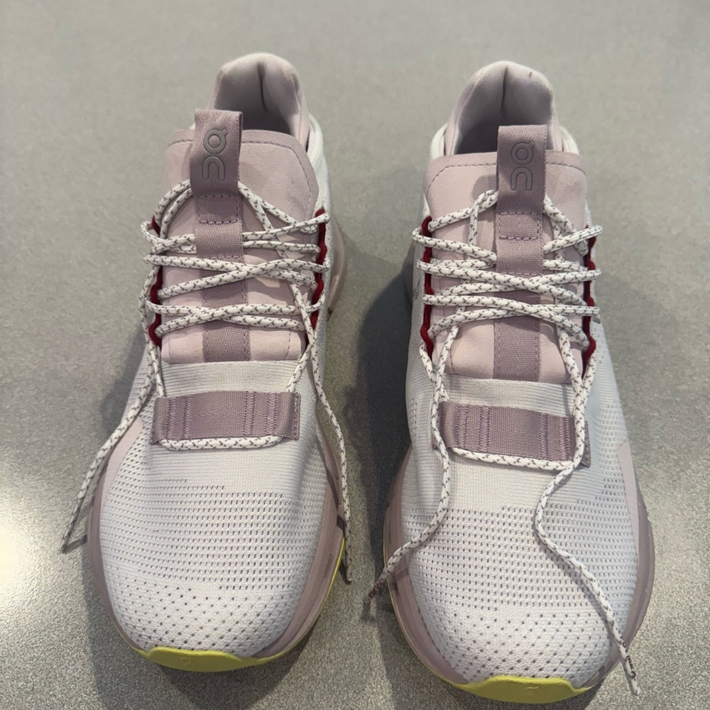On cloundnova Running Wome’s Sneaker’s Size 8.5